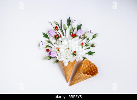 Schöne Blätter Blüte im Eis auf weißem Hintergrund. Blumenschmuck, Flachbild Styling legen. Ansicht von oben. Kreative still life Idee der Feder wallpap Stockfoto