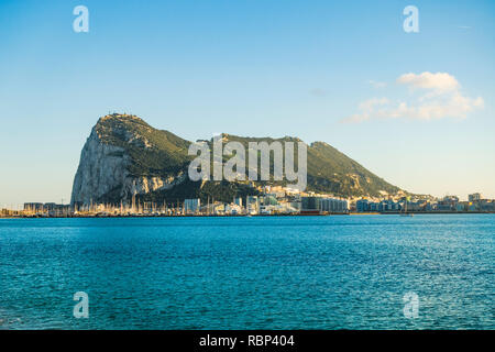 Gibraltar Rock, Western Gesicht der Felsen von Gibraltar aus der Bucht von Algeciras. Der Fels, Britisches Überseegebiet, Gibraltar, Gib, Großbritannien. Stockfoto