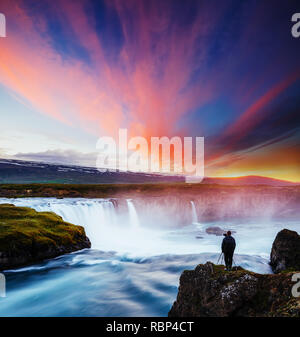 Super schnelle Strömung von Wasser mächtige Godafoss Wasserfall. Beliebte Touristenattraktion. Dramatische und wunderschöne Szene. Ort Bardardalur Tal, Skjal Stockfoto