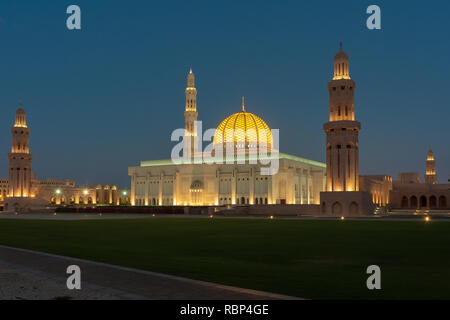 Sultan Qaboos Grand Mosque in der Nacht in Muscat, Oman, schöne Farben und Stil. Stockfoto