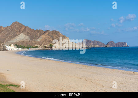 Spektakuläre omanische Küste in der Nähe von Maskat, Oman, am Morgen die schönen Berge und den Golf von Oman. Stockfoto