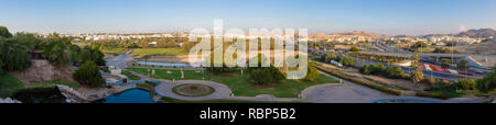 Qurm Park Panorama in Maskat, Oman, am Abend mit Blick auf den See und die Berge auf einen ruhigen Winter Tag. Stockfoto