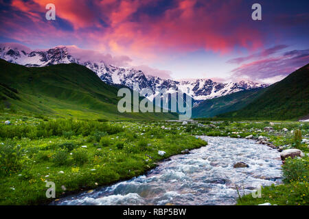 Fantastische Landschaft und bunten bewölkten Himmel am Fuße des Mt. Shkhara. Obere Swanetien, Georgien, Europa. Kaukasus Berge. Beauty Welt. Stockfoto