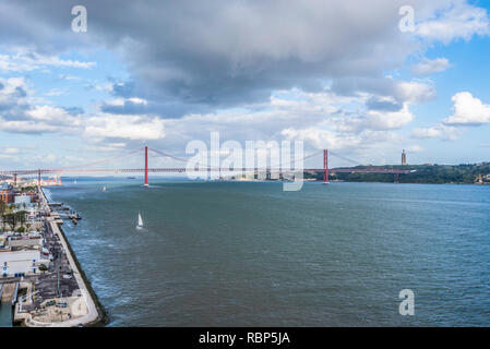 Luftaufnahme von der Brücke des 25. April in Lissabon Stockfoto