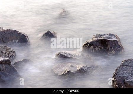 Eine lange Exposition am frühen Abend von der Tide in den Mutrah Souq/Corniche in Maskat, Oman Küste, eine mystische schauen. Stockfoto