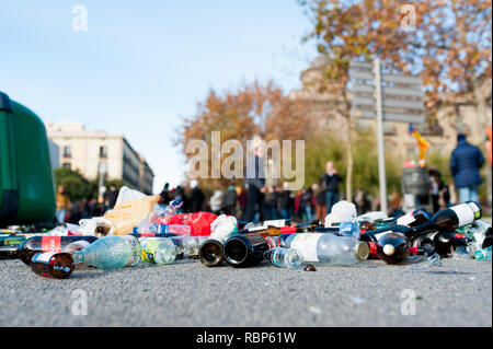 Barcelona, Spanien - 21. Dezember 2018: Stapel von Glas und Kunststoff Abfälle lag auf Asphalt Straße während der sonnigen Tag Stockfoto