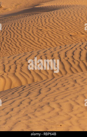 Plätschernde Sanddünen Hintergrund im schönsten Sonnenschein. Stockfoto