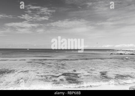 Meer Strand im Great stirrup Cay, Bahamas auf sonnigen Tag. Marine mit türkisfarbenem Wasser am blauen Himmel. Sommer Urlaub auf der karibischen Insel. Wanderlust, Reisen, Reise. Abenteuer, Entdeckung, Reise. Stockfoto