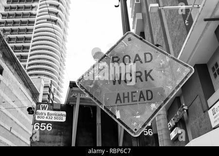 Miami, USA - 30. Oktober 2015: Bau auf die City Road. Straße Arbeit vor Warnung und Sicherheit. Transport Verkehr und Reisen. Vorsicht und Konzept warnen. Stockfoto