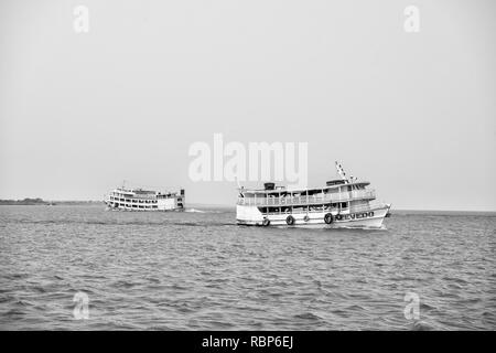 Santarem, Brasilien - Dezember 02, 2015: Schiffe schwimmen auf Amazonas. Urlaub Schiffe auf den sonnigen blauen Himmel. Sommer Urlaub und Fernweh Konzept. Urlaubsreisen durch Wasser transportieren. Stockfoto