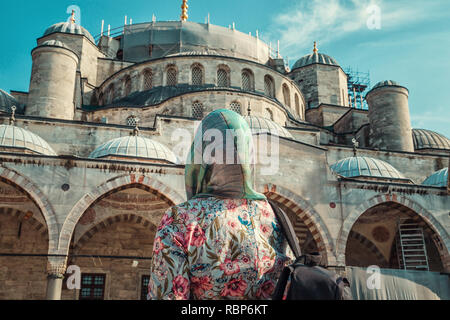 Das Mädchen genießt die Aussicht ist herrlich blaue Moschee. Istanbul, Türkei. Stockfoto