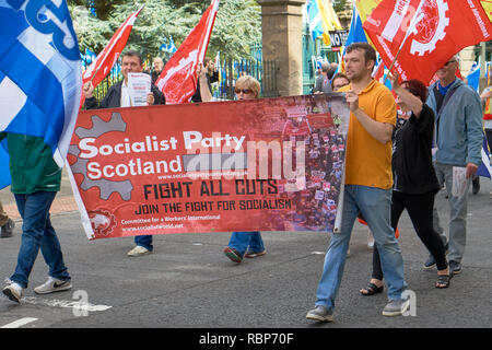 März für die schottische Unabhängigkeit, Dundee, Schottland. 18. August 2018. Sozialistische Partei Schottland Fahne. Stockfoto