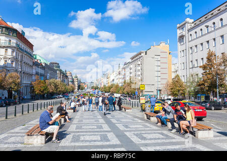 Prager Wenzelsplatz in Prag einen großen Boulevard von Hotels und Gärten im historischen Zentrum in Prag in der Tschechischen Republik Europa Stockfoto