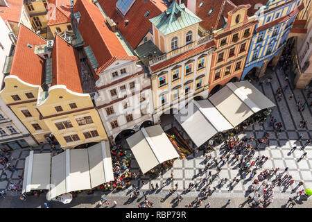 Prag Altstadt Prag auf Touristen in Cafes und Restaurants Shopping in der Staromestske Namesti Prag Tschechische Republik Europa Stockfoto