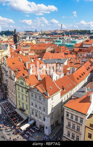 Prag Altstadt Prag auf Touristen in Cafes und Restaurants Shopping in der Staromestske Namesti Prag Tschechische Republik Europa Stockfoto