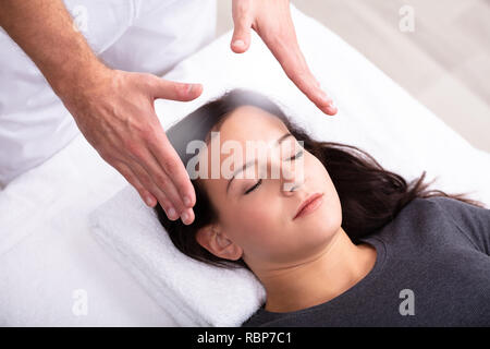 Nahaufnahme eines Therapeuten Hand, Reiki Behandlung zu Frau in Spa Stockfoto