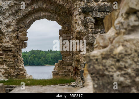 Koknese Burgruine. Lettische mittelalterliche Burgen. Archäologische Denkmal von nationaler Bedeutung. Die mittelalterliche Burg von Koknese wurde eine steinerne Burg buil Stockfoto