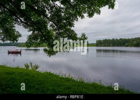 Touristenboot im Stil von Viking am Fluss Daugava, Lettland. Alte Boot im Fluss Daugava an Koknese. Alte hölzerne Viking Boot auf den Fluss Daugava, Latvi Stockfoto