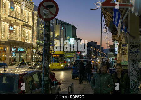 Es war immer viel los in der Innenstadt von Athen während meines Aufenthalts. Die Straßen summte mit Touristen und Einheimischen den Geist von Weihnachten Zeit genießen. Stockfoto