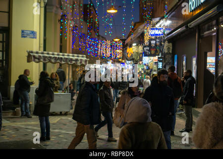 Es war immer viel los in der Innenstadt von Athen während meines Aufenthalts. Die Straßen summte mit Touristen und Einheimischen den Geist von Weihnachten Zeit genießen. Stockfoto