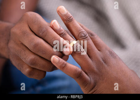 In der Nähe von des Menschen Hand goldenen Verlobungsring am Finger der Frau Stockfoto