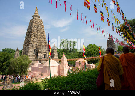 Buddhistische nmonks circumbulate der Tempel in Bodh Gaya. Stockfoto