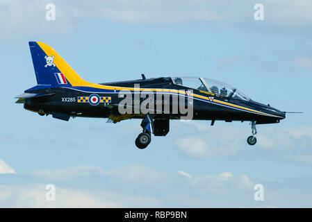 Royal Air Force, RAF British Aerospace BAE Hawk T1 Jetflugzeug-Trainer in Speziallackierung. 90 Jahre 100 Geschwader. Fliegen bei RAF Waddington Stockfoto