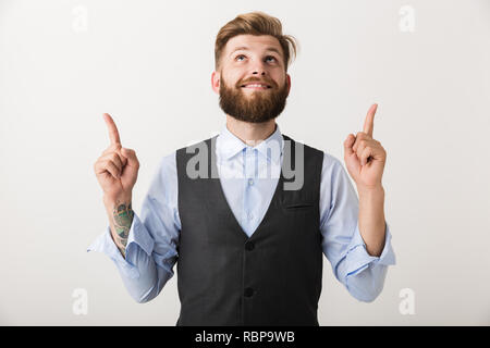 Bild von ein hübscher junger bärtiger Mann stehend über weiße Wand Hintergrund zeigt. Stockfoto
