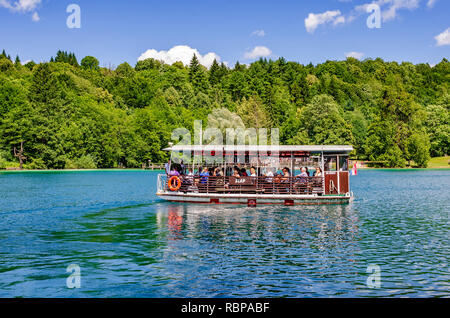 Touristische Boot auf See - Nationalpark Plitvicer Seen in Kroatien. Stockfoto