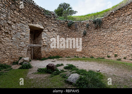 Blick auf die Tholos Grab von aegisth in die archäologische Stätte von Mykene in Peloponnes, Griechenland Stockfoto