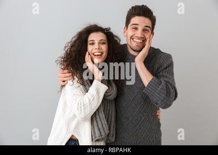Foto freuen Paar Mann und Frau lachend und berührend Gesicht über grauer Hintergrund Stockfoto