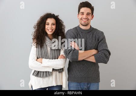 Portrait der kaukasischen Paar Mann und Frau lächelnd und mit den Armen über grauer Hintergrund gekreuzt isoliert Stockfoto