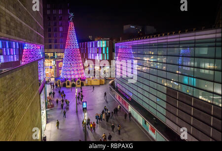 Riesige beleuchtete Weihnachtsbaum an der Liverpool One Shopping Centre, Merseyside, England, UK. Stockfoto