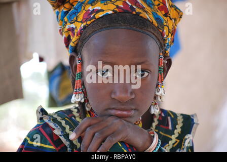 Eine schöne Fulbe Mädchen in ländlichen Niger, Afrika Stockfoto