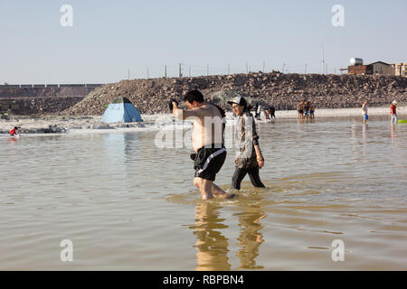 Menschen gehen in flachen Gewässern von Salz See Urmia, Provinz West-Aserbaidschan, Iran Stockfoto