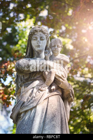 Antike Statue der Jungfrau Maria mit Jesus Christus Stockfoto