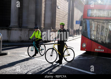 Radfahrer Person wartet auf dem Fahrrad vor dem Doppeldeckerbus In der Nähe des Tivoli Corner hinter der Bank of England City of London EC2 England GB KATHY DEWITT Stockfoto