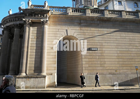 Büroangestellte Fußgänger in der Nähe von Bogen Eingang und Spalten an der Rückseite der Bank von England Gebäude an der Princes Street in London EC2 UK KATHY DEWITT Stockfoto