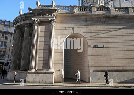 Büroangestellte Fußgänger in der Nähe von Bogen Eingang und Spalten an der Rückseite der Bank von England Gebäude an der Princes Street in London EC2 UK KATHY DEWITT Stockfoto