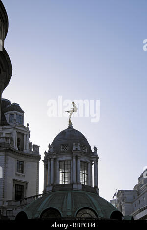 Statue von Ariel Abbildung Silhouette auf dem Dach der Bank von England Außenansicht von Lothbury & Princes Street London EC 2 England UK KATHY DEWITT Stockfoto