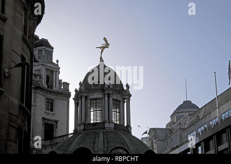 Statue von Ariel Abbildung Silhouette auf dem Dach der Bank von England Außenansicht von Lothbury & Princes Street London EC 2 England UK KATHY DEWITT Stockfoto