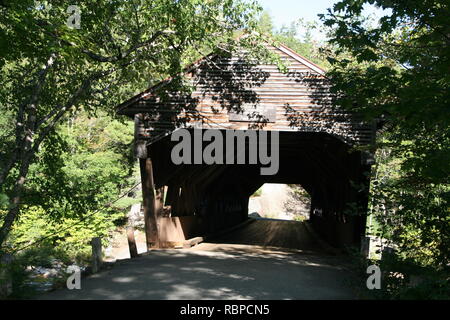 Albany Covered Bridge, Albany, New Hampshire. Spanning Swift River in den White Mountains National Forest, Carroll County. Route 112, Kancamagus Highway. Stockfoto