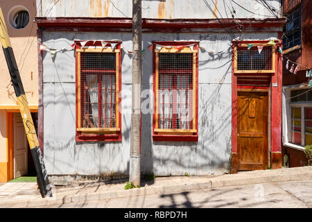 Der vor einem Haus an einem steilen Hügel Straße in Valparaiso, Chile. Stockfoto