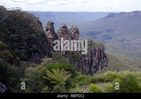 Die sogenannten Drei Schwestern,. Sandsteinfelsen, die berühmteste Sehenswürdigkeit in Australiens spektakulären Blue Mountains, ein World Heritage Area in New South Wales Stockfoto