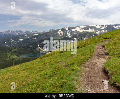 Die sieben Rila-seen Weg führt an Eiszeitlichen alpinen Seen im Rila Nationalpark Stockfoto