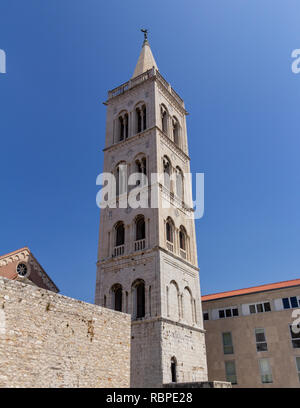 Kathedrale der Heiligen Anastasia in Zadar, Kroatien hat ein Glockenturm in der romanischen Architektur Stil gebaut Stockfoto