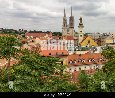 Von einem in Zagreb, Kroatien's Obere Stadt können Sie viele Sehenswürdigkeiten in der Stadt wie die Kathedrale von Zagreb und St. Maria in Dolac Stockfoto