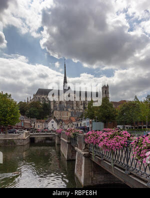 Blick auf die Kathedrale Notre Dame in Amiens, Frankreich aus dem Fluss Somme Stockfoto