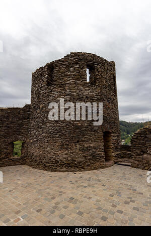 Schwarzer Turm in Vianden Schloss liegt auf einem Hügel über dem Dorf thront in Vianden, Luxemburg Stockfoto