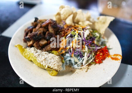 Nasi kerabu oder Nasi Ulam, beliebte Malaiische Reisgericht. Blaue Farbe von Reis, die sich aus den Blüten von Butterfly-pea Blumen. Traditionelle malaysische Essen, Stockfoto